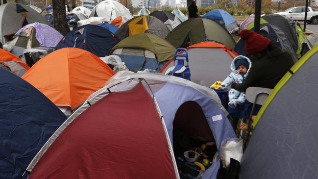 Grupos de migrantes volvieron a pernoctar en carpas frente a sus consulados