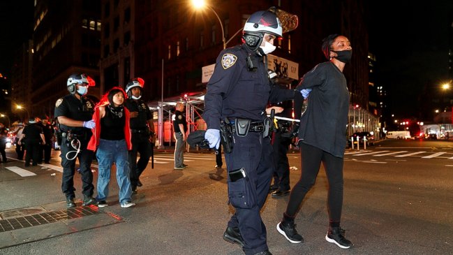 Manifestantes desafiaron toque de queda en Nueva York con 180 arrestos