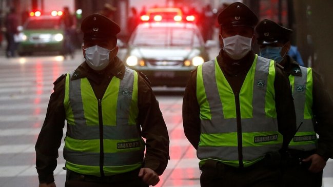 Mujer con coronavirus escupió a dos carabineros que la auxiliaban