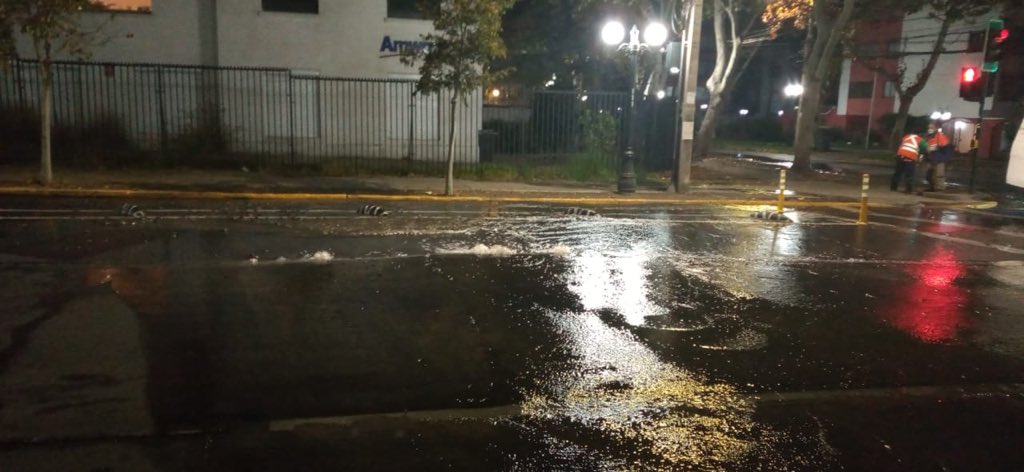 Rotura de matriz provocó corte de agua potable en un sector de Providencia