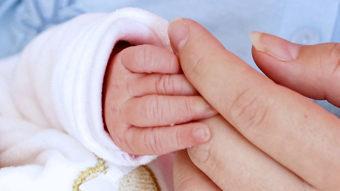 Guagua nació con coronavirus: Su mamá tuvo un polémico e infeccioso baby shower