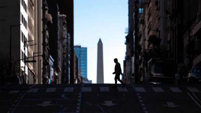 Argentina amplió por 21 días la cuarentena en zonas de riesgo, como Buenos Aires