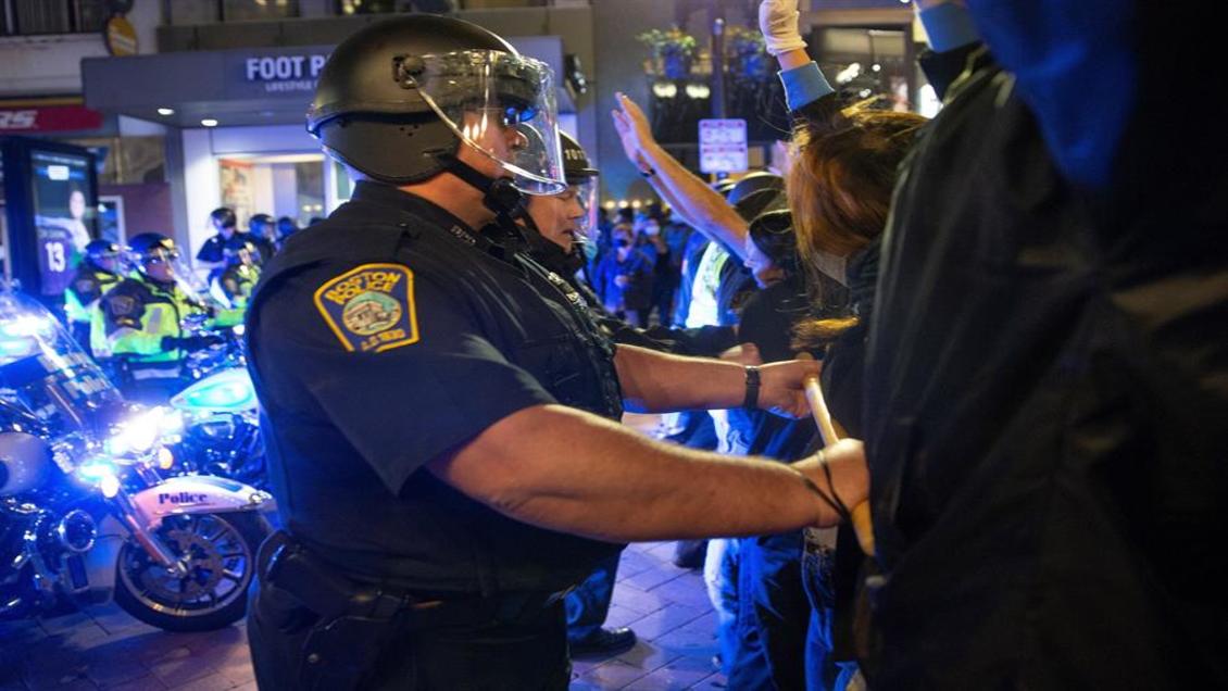 Imputados dos policías que empujaron a anciano durante protesta en Nueva York