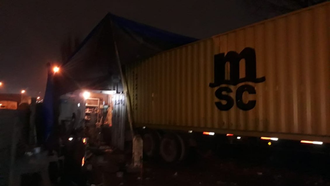 Carabineros detiene a tres sujetos acusados de robar camión de juguetes en San Antonio