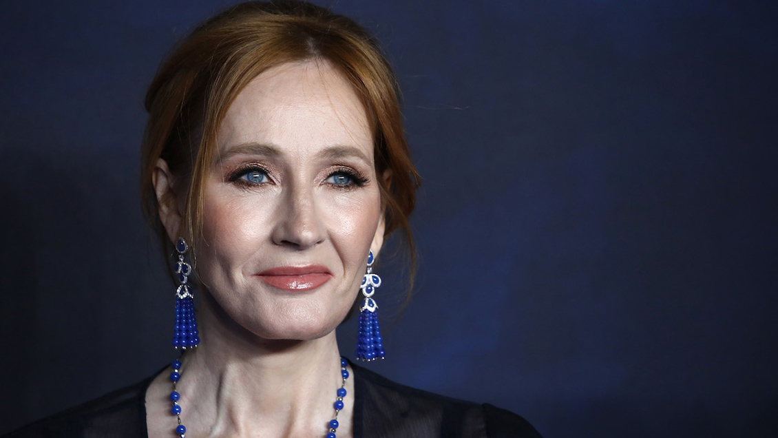 J. K. Rowling es acusada de transfóbica por comentario sobre menstruación