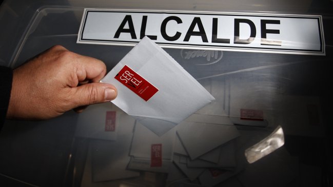 Gobierno se abre a apoyar propuesta para eximir, por una vez, a los alcaldes del límite a la reelección