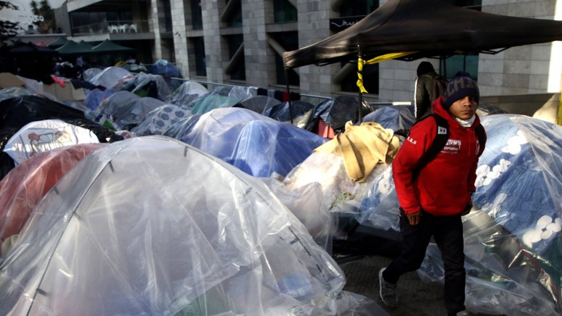 Centenares de colombianos continúan acampando afuera del consulado pidiendo su repatriación