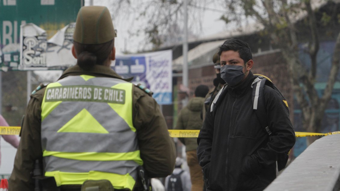 Dos hombres con Covid-19 fueron sorprendidos por Carabineros en el centro de Santiago