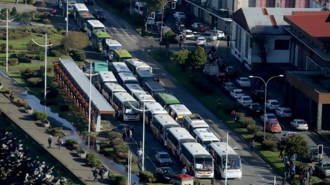 Micreros de Puerto Montt emplazan a ministra Hutt en segundo día de paro