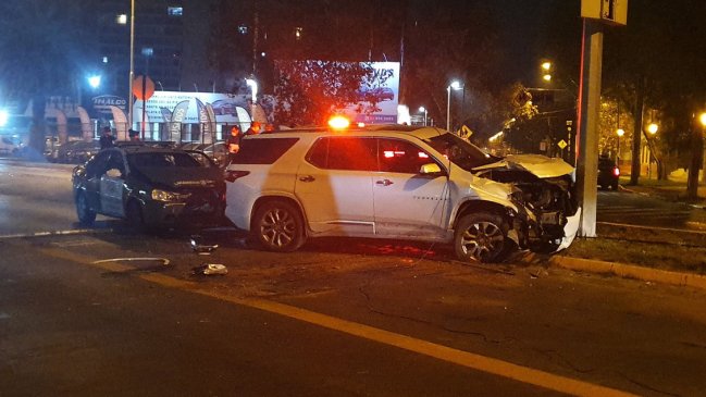 Ñuñoa: Un detenido luego de extensa persecución policial, disparos y un choque con un poste