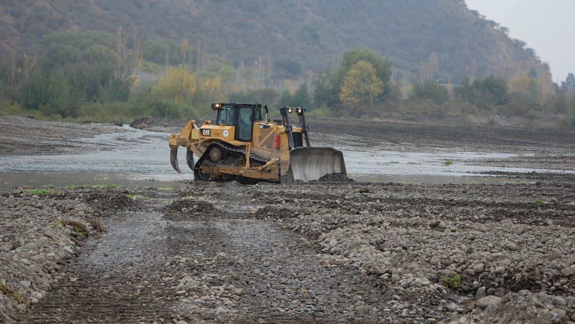 Realizan trabajos de limpieza y canalización en ríos y cauces de O'Higgins