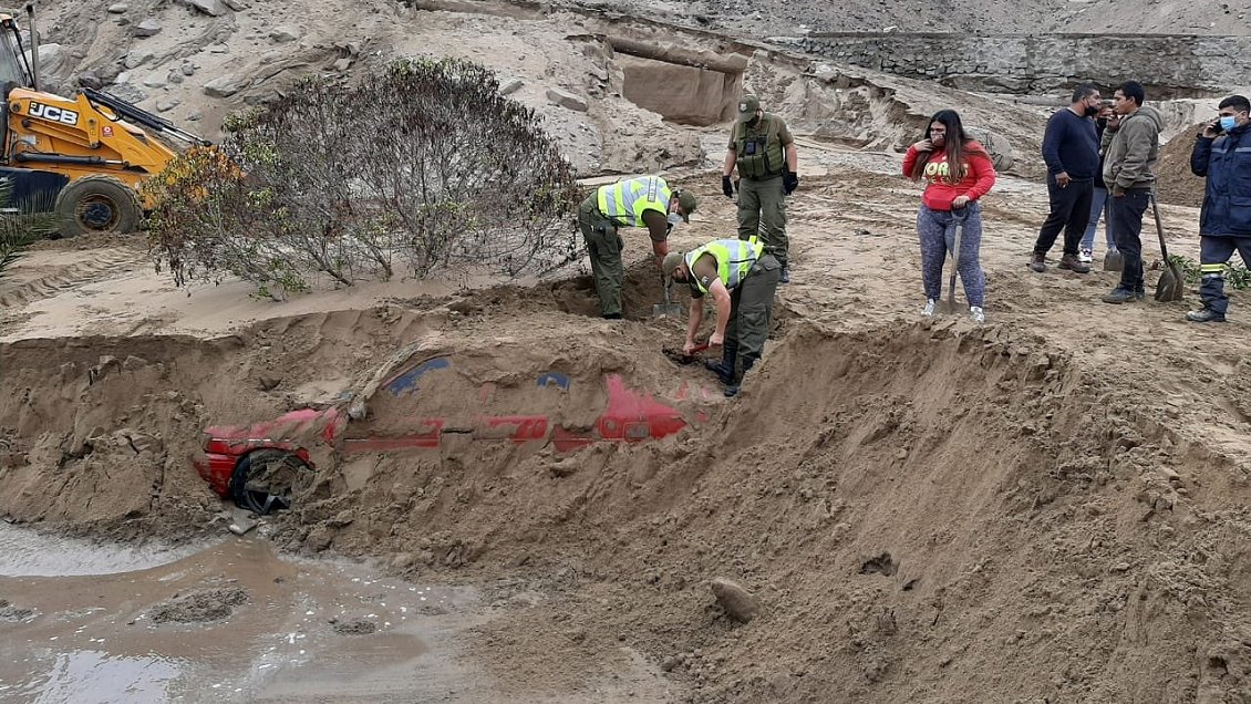 Antofagasta: Miles de clientes sin agua, cinco casas con daños y un auto sepultado