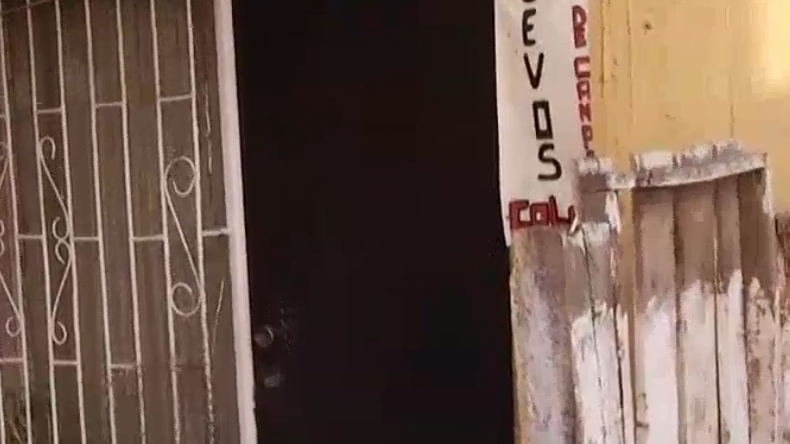 Vecinos denuncian que mujer lleva dos días fallecida en su casa por Covid