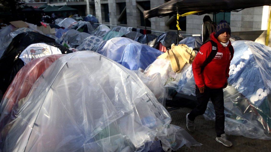 Trasladan a albergues a ecuatorianos y colombianos que acampan frente a Consulados