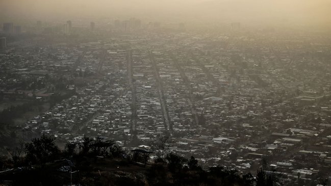 Decretan primera preemergencia del año para este domingo en la Región Metropolitana