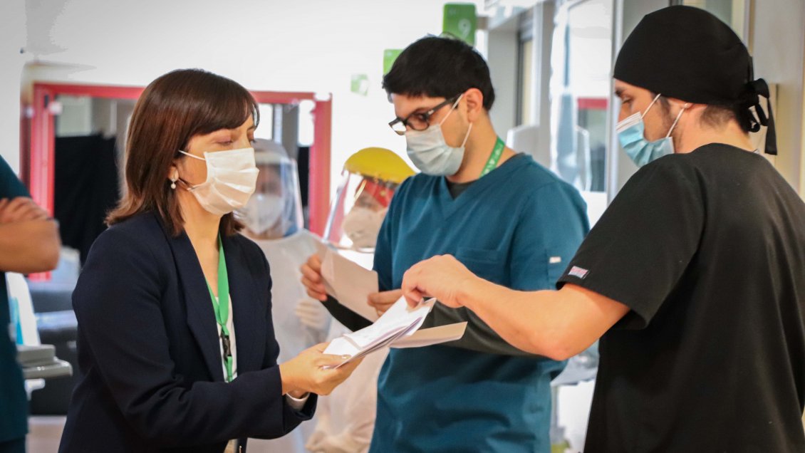 Funcionarios del Hospital de Rancagua reciben cartas de apoyo para enfrentar pandemia Covid-19