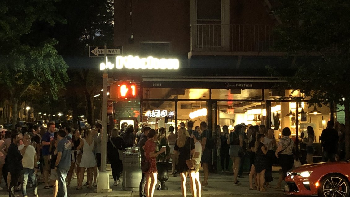 Dos regiones de Nueva York avanzan a fase tres en medio de polémica sobre bares