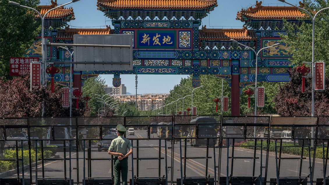 Pekín: Colegios cerrados, desinfección masiva y miles de vuelos cancelados tras rebrote de Covid-19