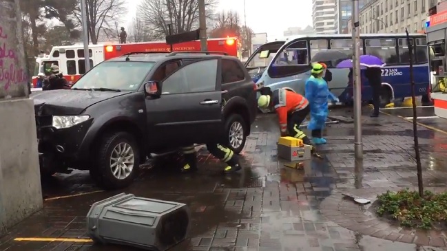 Cinco lesionados en colisión entre un taxibus y un automóvil en pleno centro de Concepción