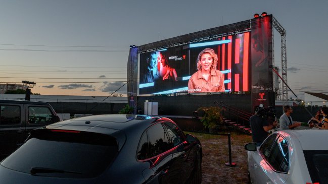 Telemundo se adapta a los tiempos y realizó premiere en un autocine