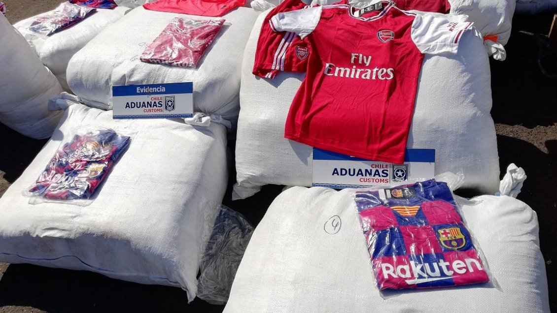 Aduanas incautó un contenedor repleto con ropa deportiva falsificada en Iquique