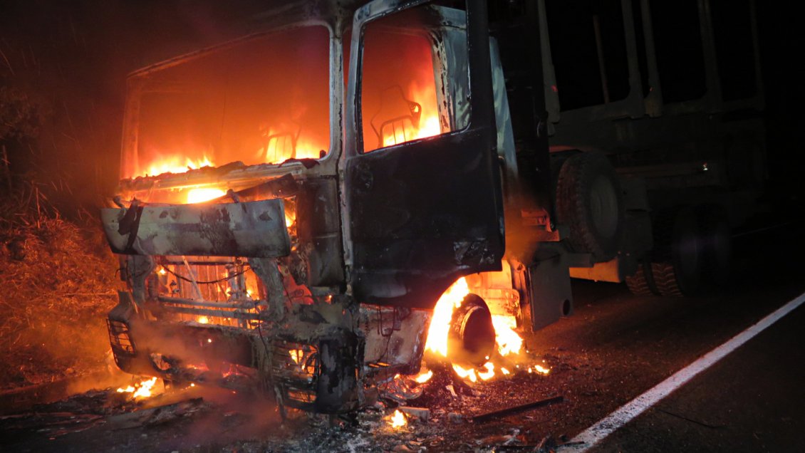 Dos camiones y una retroexcavadora resultaron quemados en La Araucanía