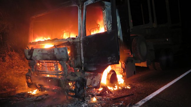 Dos camiones y una retroexcavadora resultaron quemados en La Araucanía