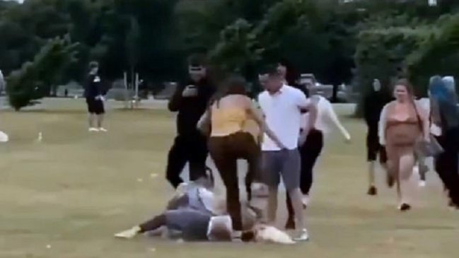 Mamá difundió brutal ataque con terrible pisotón a su hija