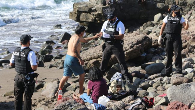 Pese a prohibición, sorprenden a familia bañándose en el sector de El Morro en Iquique