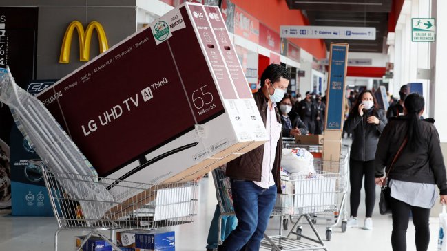 Colombianos desafían al Covid-19 para salir de compras en día sin IVA