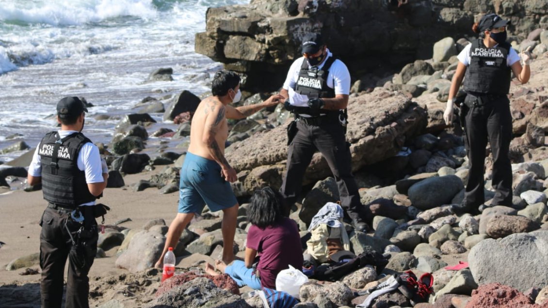 Pese a prohibición, sorprenden a familia bañándose en el sector de El Morro en Iquique