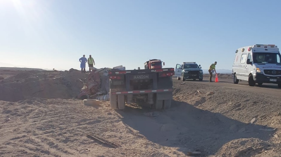 Chofer perdió el control del tracto camión que manejaba y falleció camino a Calama