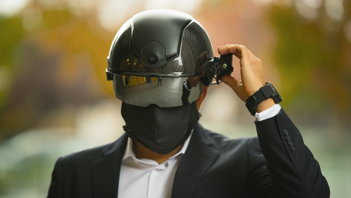 Llegó a Chile casco inteligente que toma temperatura de manera simultanea a 13 personas