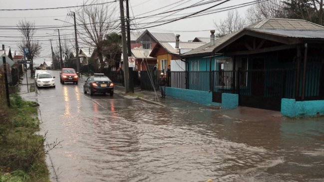 Desborde de dos esteros y un canal provoca gran inundación en el centro de Los Ángeles