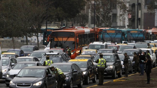Movilidad en la Región Metropolitana bajó apenas 35% en el primer mes de cuarentena masiva