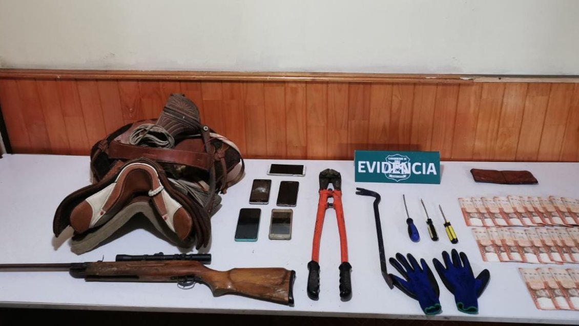 Persecución terminó con cuatro detenidos y dos millones de pesos recuperados en Los Ángeles