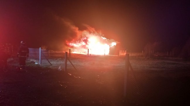 Incendio destruyó vivienda y dejó una persona con quemaduras leves en Punta Arenas