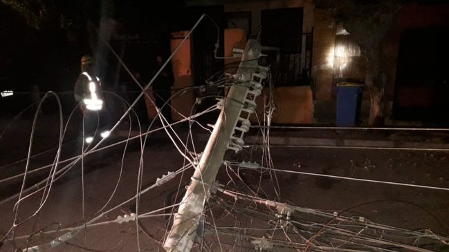Camión repartidor derribó cuatro postes y dejó a 160 hogares sin electricidad