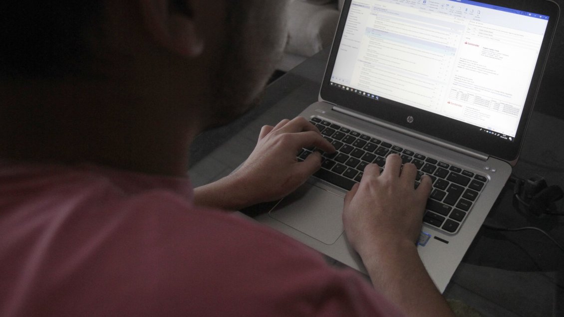 Oftalmólogo entregó consejos para cuidar la vista en cuarentena