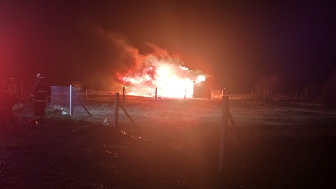 Incendio destruyó vivienda y dejó una persona con quemaduras leves en Punta Arenas