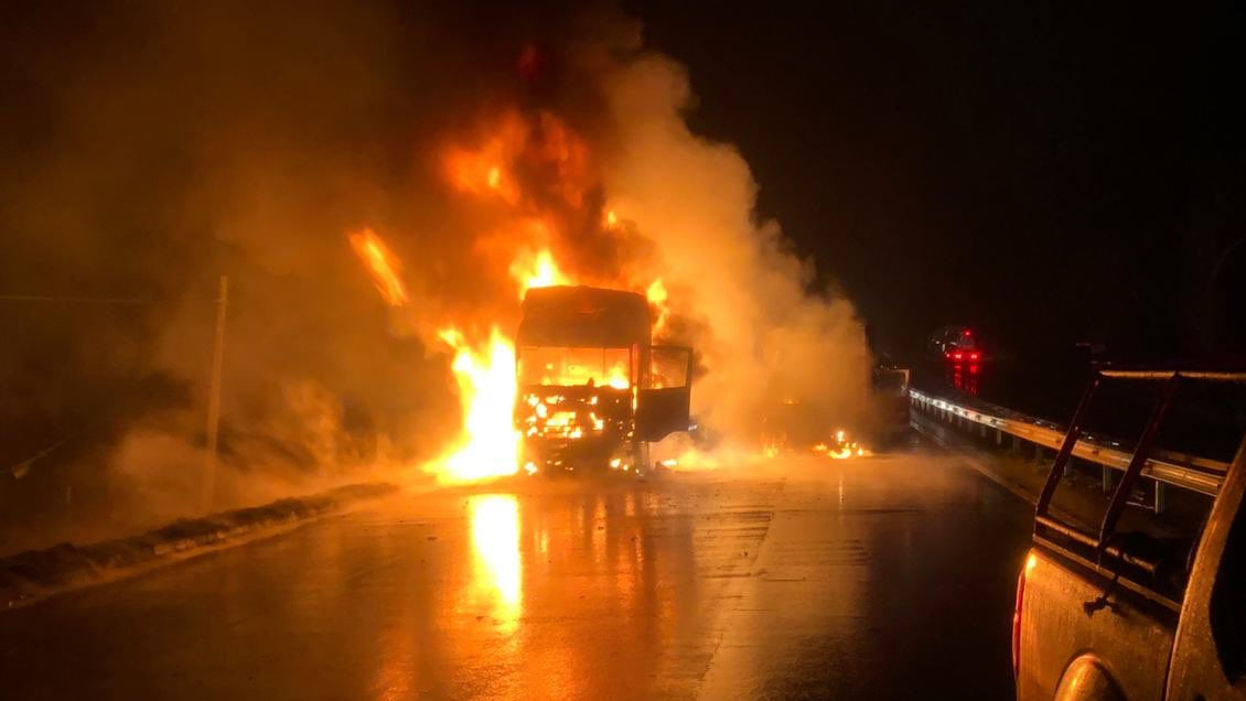 Ataque incendiario deja dos camiones quemados en La Araucanía