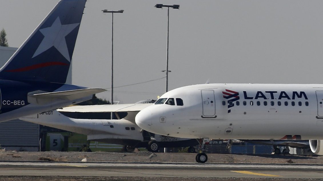 Latam suspendió 23 rutas debido a restricciones de viaje