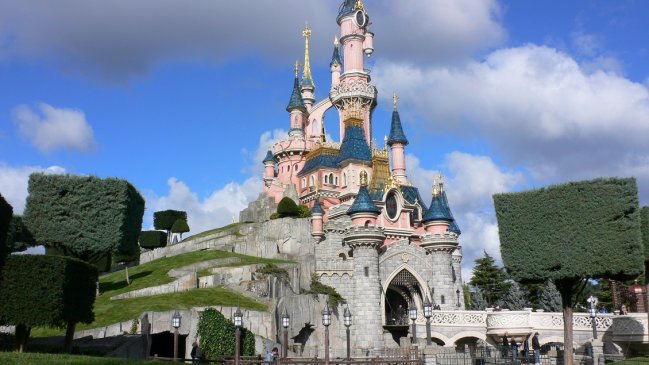 Disneyland no reabrirá tras repunte de casos de Covid-19 en California