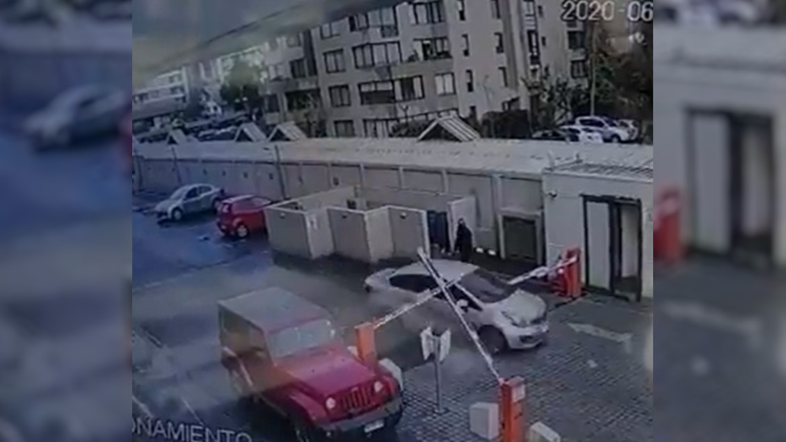 Otra fiesta clandestina en Las Condes: Sujeto huyó en su auto del control sanitario