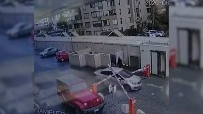 Otra fiesta clandestina en Las Condes: Sujeto huyó en su auto del control sanitario