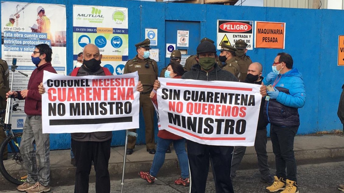 Huevos y hasta piedrazos: Ministro Isamit fue funado en Coronel