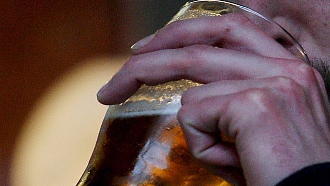 Hogar de Cristo pidió excluir al alcohol de los bienes esenciales