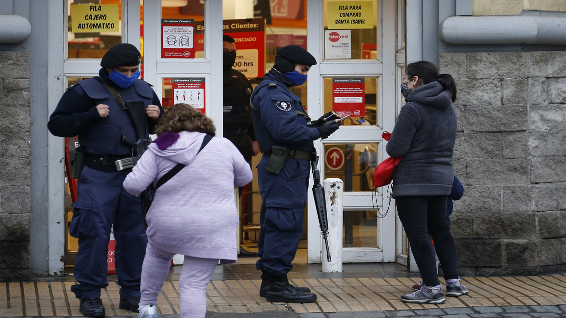 Guardias de supermercados podrán exigir los permisos temporales a los clientes