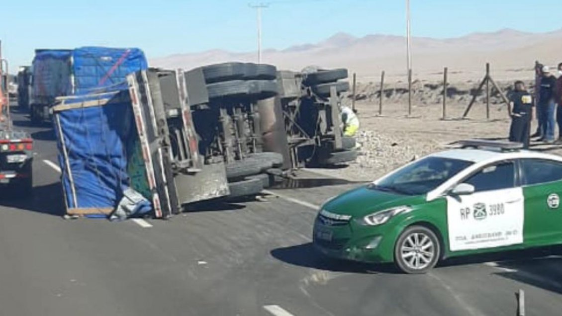 Camión volcó en la Ruta 5 Norte al sur del poblado de Baquedano