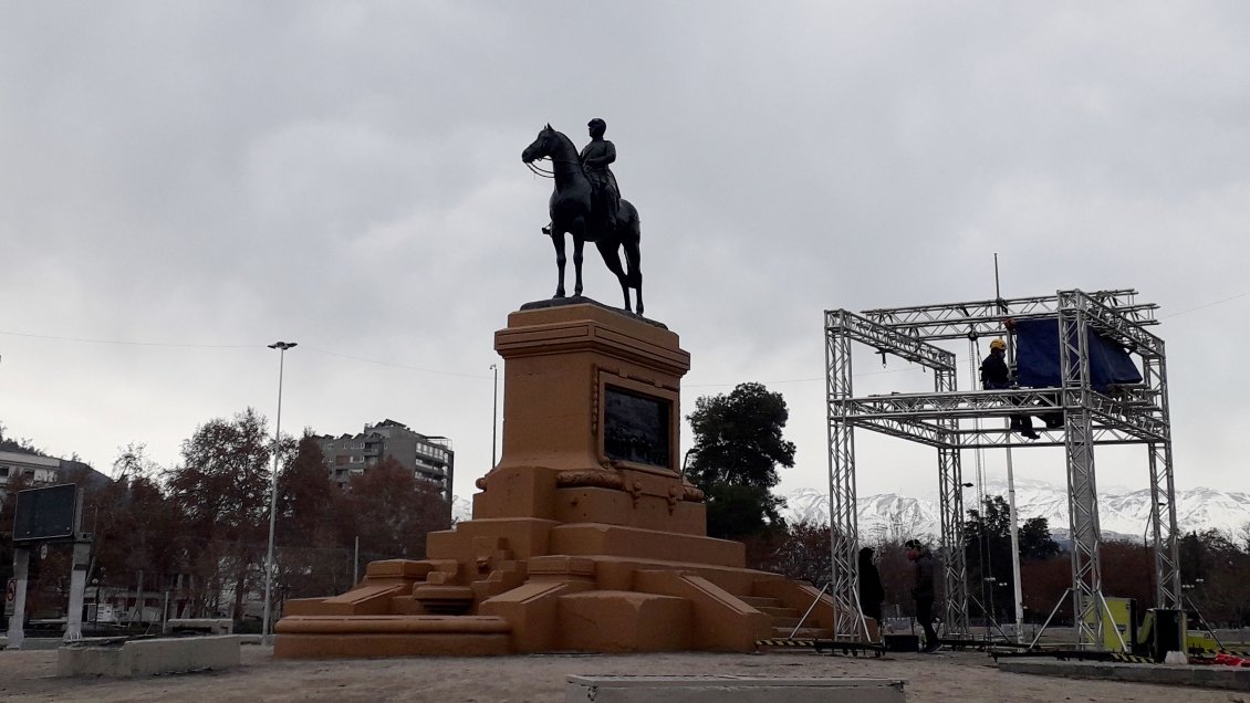 ¿Quién está detrás de la nueva instalación en Plaza Baquedano?